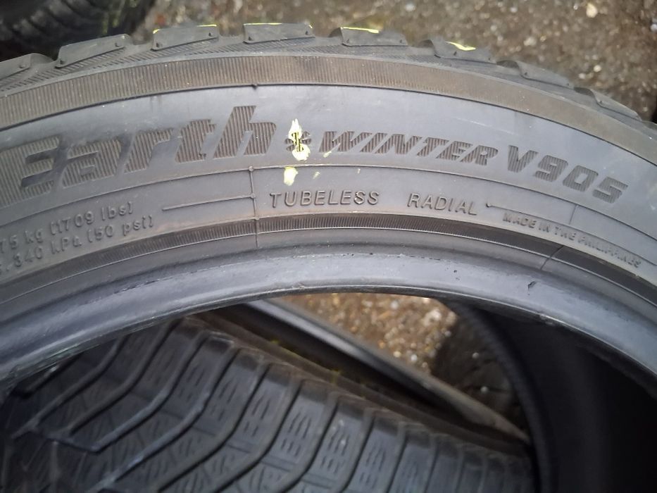 255 40 18 YOKOHAMA 2бр зимни