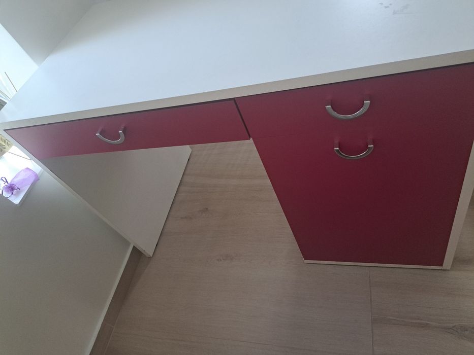 Vând birou fata alb cu roz,însoțit de scaun Ikea