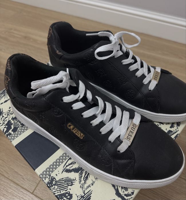 Продам оригинальные кеды GUESS