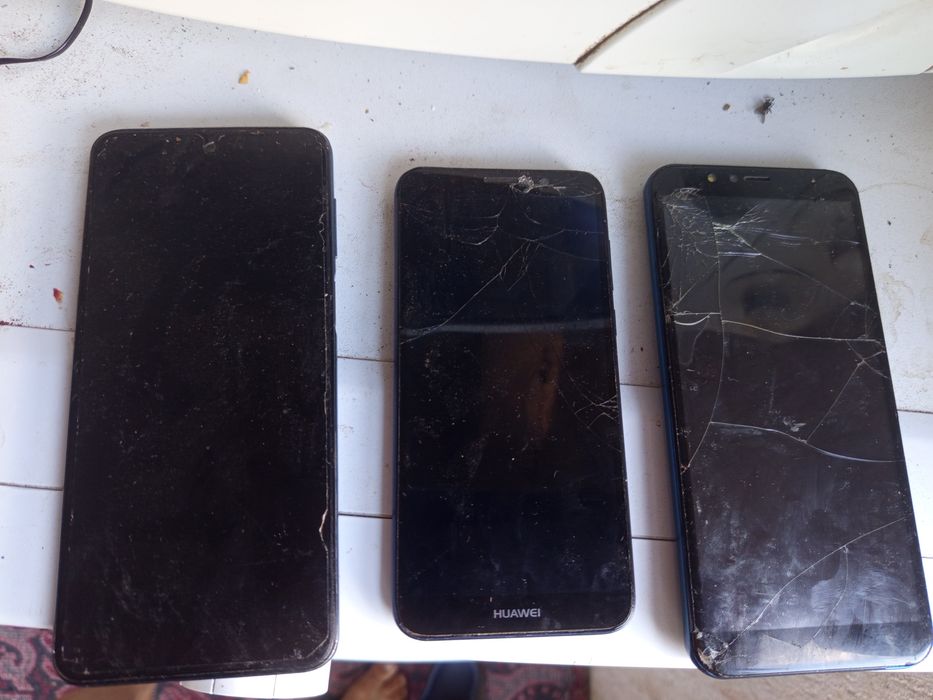 Имам три броя телефон за части счупени екрани