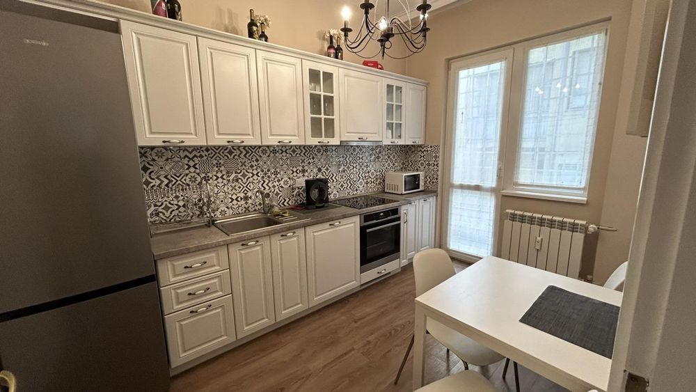 Дава се под наем Тристаен апартамент в София, Център - 112 кв.м за 1200 € - Снимка #2