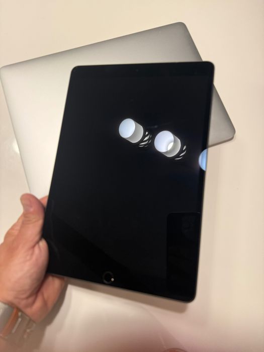 Продавам iPad Air 3 LTE