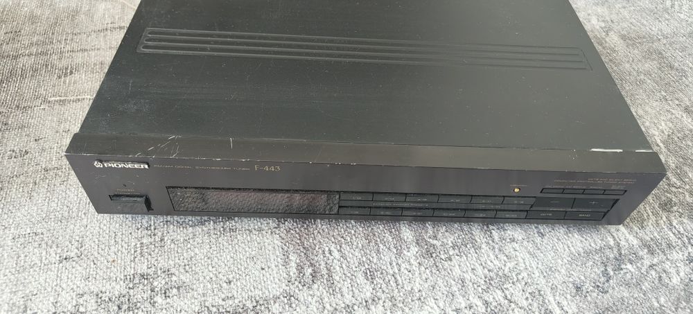 Sistem audio cu amplificator, tuner si 2 boxe