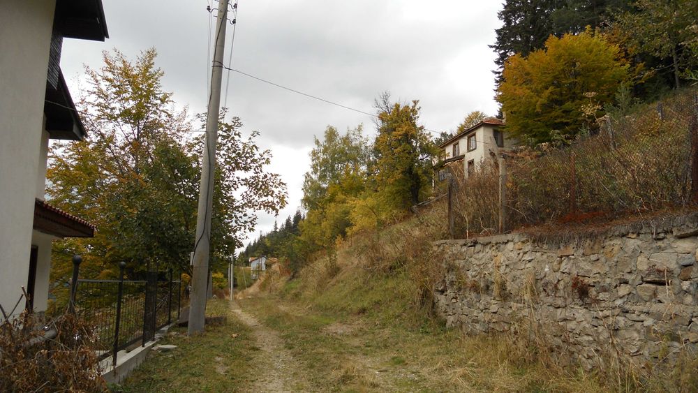 Продавам парцел и двуетажна сграда в с. Манастир, общ. Лъки