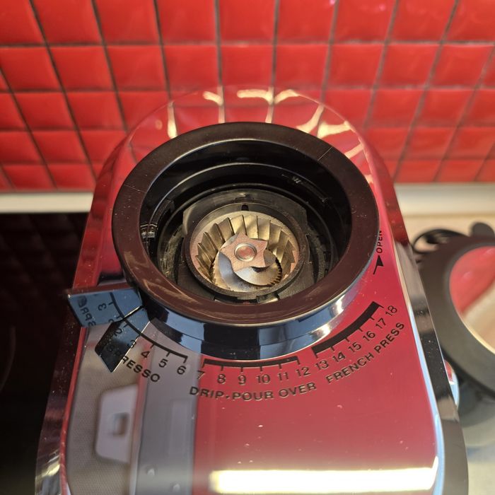 Кафемелачка DeLonghi Dedica KG520.M