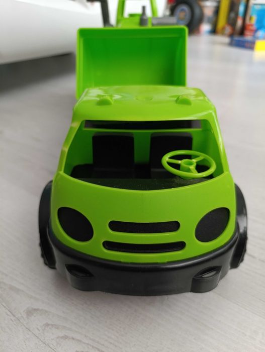 Камион с трактор