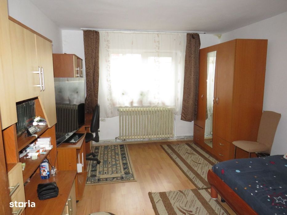 Casă cu 4 camere, garaj și curte, Târgu Jiu zona Coloana
