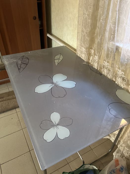 Стеклянный стол.