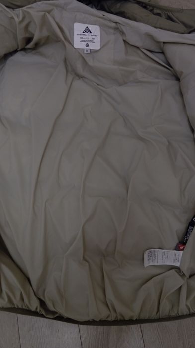 Продам пуховик Nike ACG