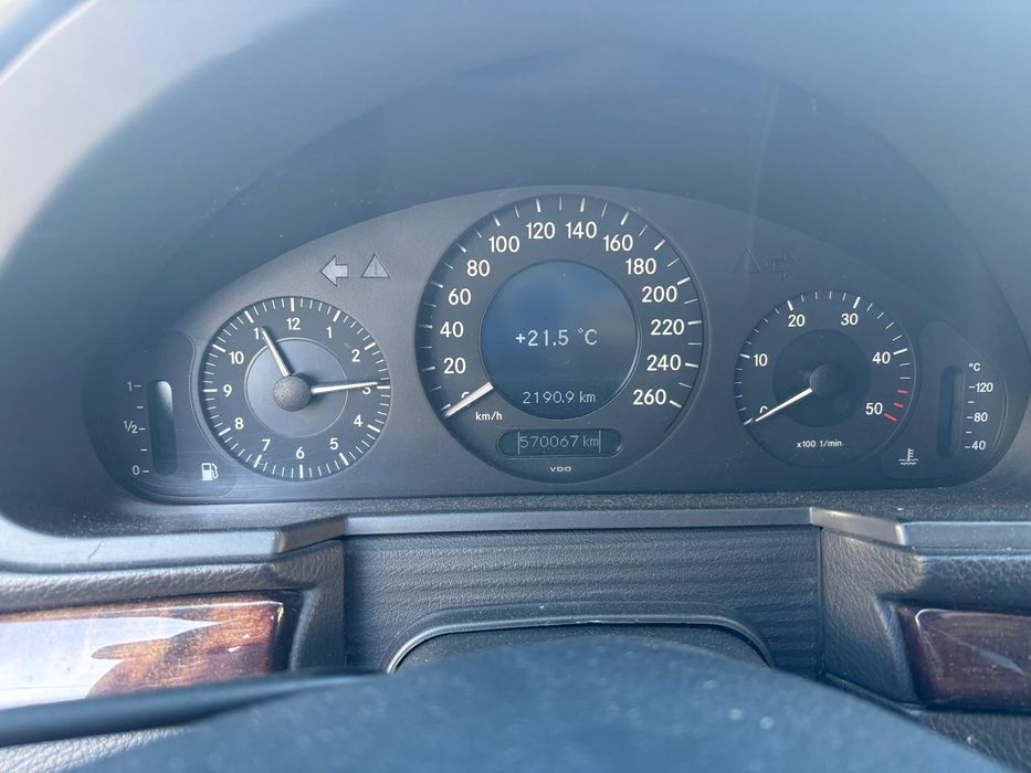 Vând Mercedes E class motor 2,2 mai multe detalii la telefon