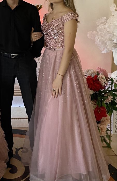 блестящее, нежное платье