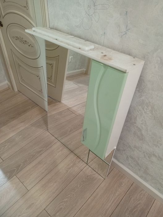 Шкаф с зеркалом в ванную