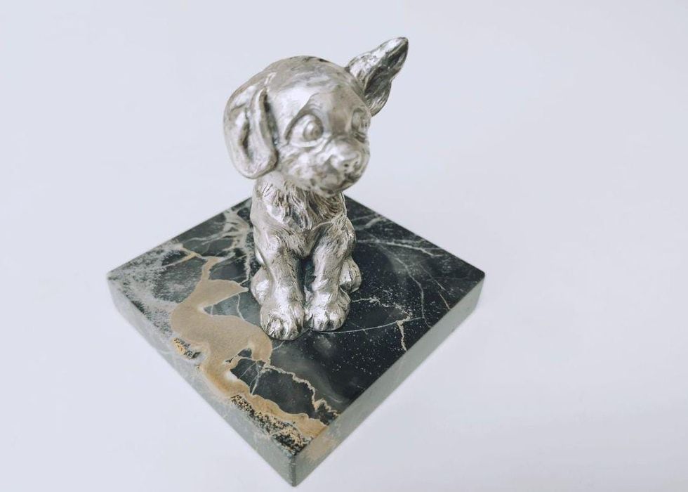 Statuie caine placata cu argint
