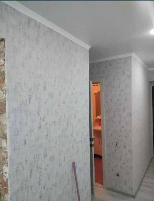 Поклейка обоев .