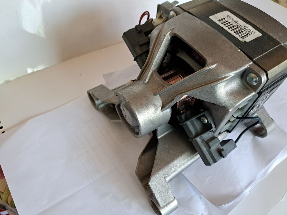 Продавам електродвигател за пералня Candy.