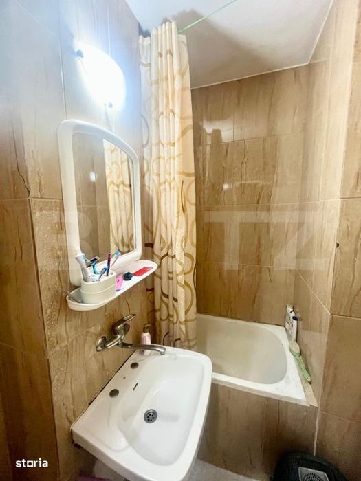 Apartament 2 camere, semidecomandat, mobilat, cu loc de parcare zona -