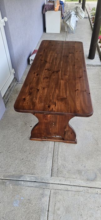 Масивна  дървена  маса