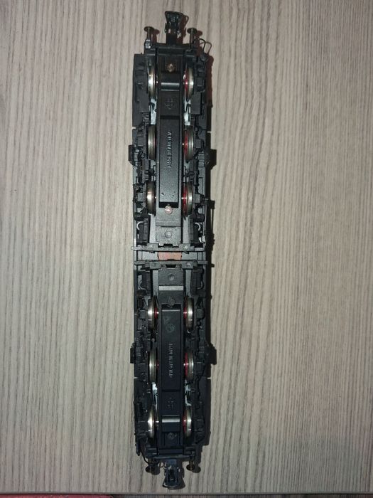 Locomotiva electrică ROCO BR194 cunoscută și cu denumirea "crocodil"