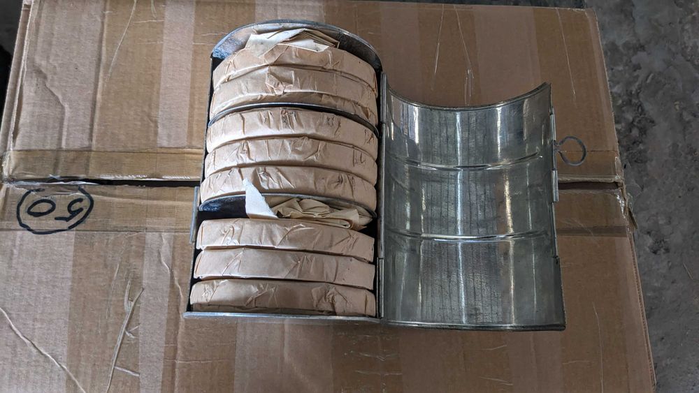 Чашки Петри в контейнере для хранения