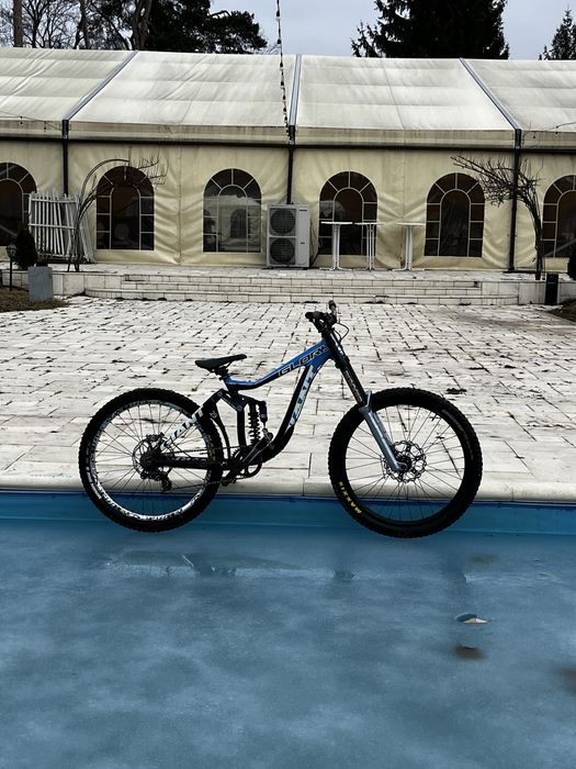 Vand bicicleta downhill giant glory