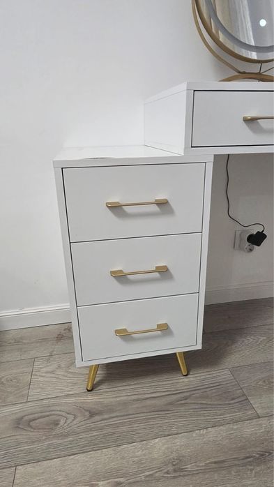 Туалетный столик, зеркало, пуфик