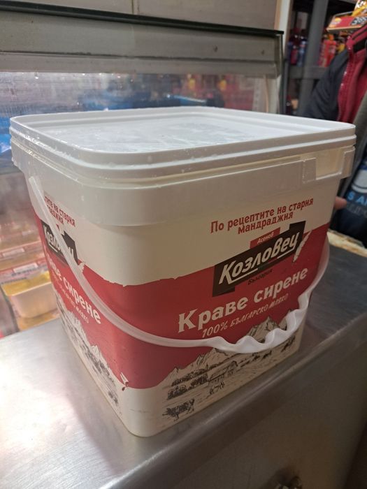 Празни кофи от сирене с капак 8кг