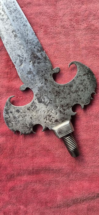 Продавам алебарда , нож , сабя.