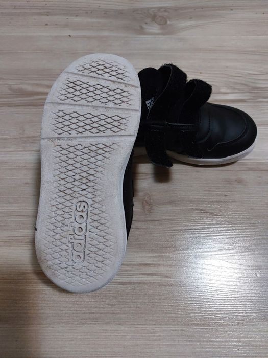 Маратонки Adidas номер 27