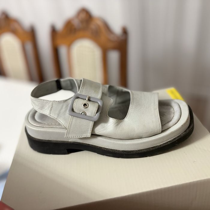 Аяқ киім сатылады