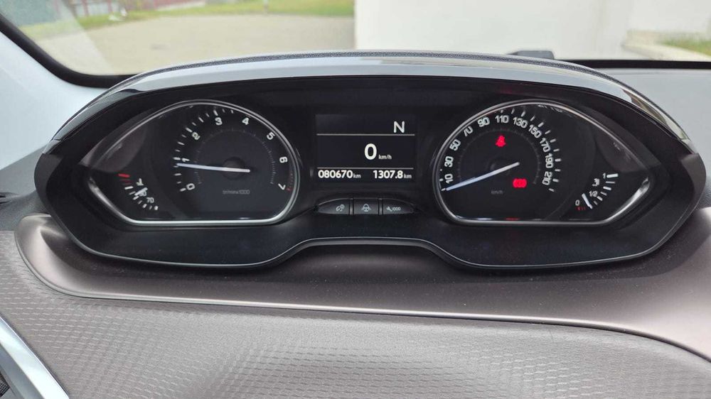 Peugeot 2008 din 2015, 1.2 CV Aut., 82.000 km, cu padele la volan