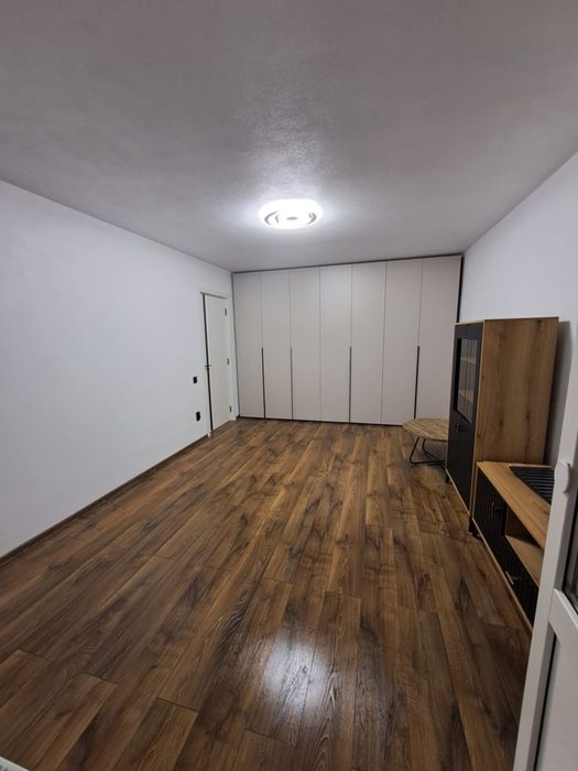 Apartament 3 camere – complet renovat, etaj 2/4, partial mobilat.
