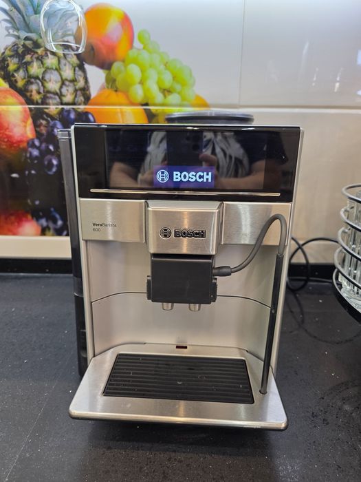 Кофемашина Bosch VeroBarista 600 (полностью автоматическая).