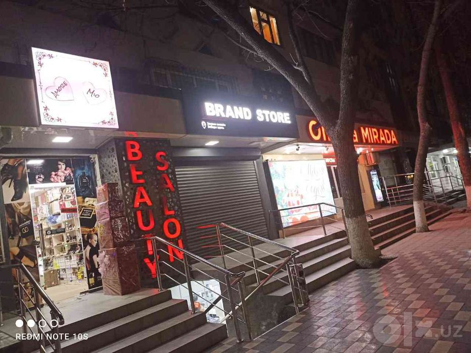 Вывеска AMORE MIO баннер название на магазин номи AMORE MIO, 330$.