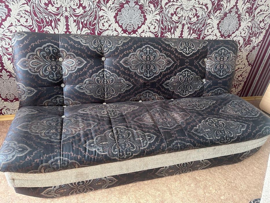 Продам диван и 2 кресло-5 тыс, спальный гарнитур -10тыс, дыван беспл