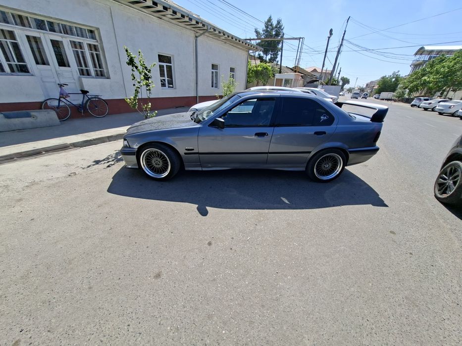 Bmw e36  sotiladi srochna pul kerak
