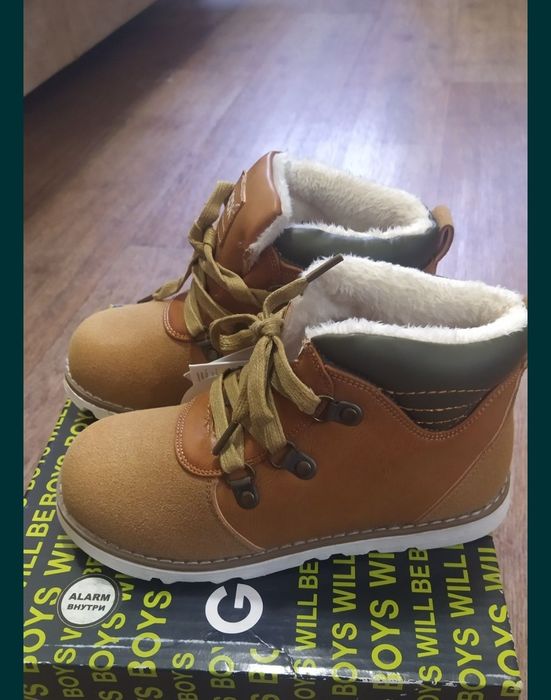 Новые детские ботинки.