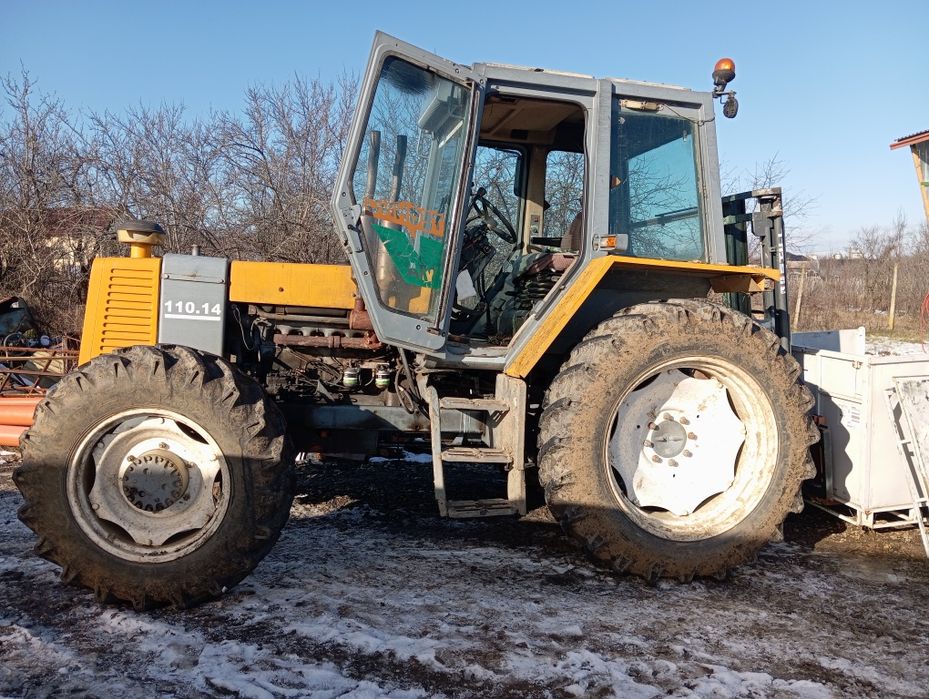 Vând tractor Renault