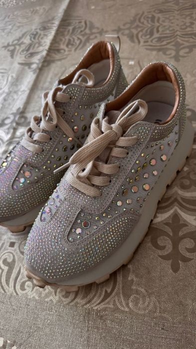 Продам кроссовки