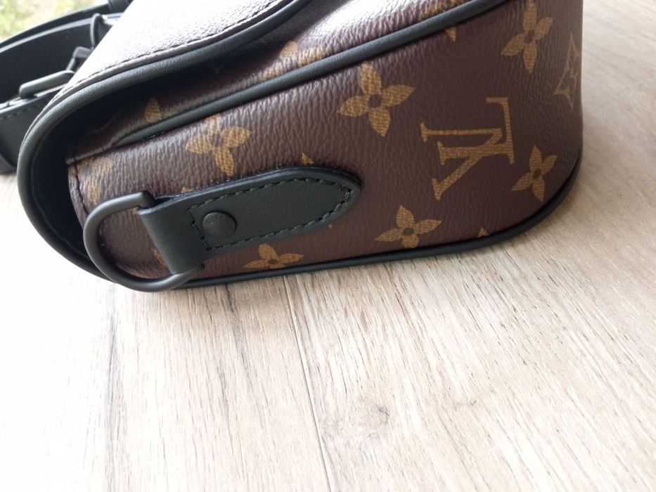 Louis Vuitton cross-body чанта Монограм с кожена каишка