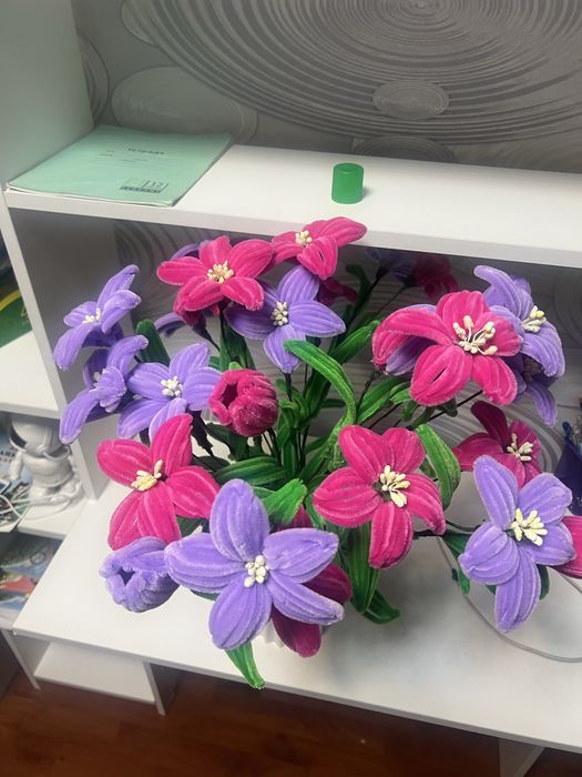 Цветы разные в корзинах, в вазах