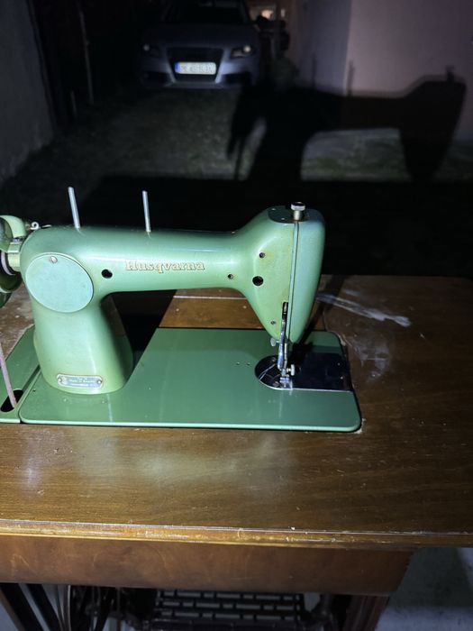 Ретро крачна шевна машина Хускварна