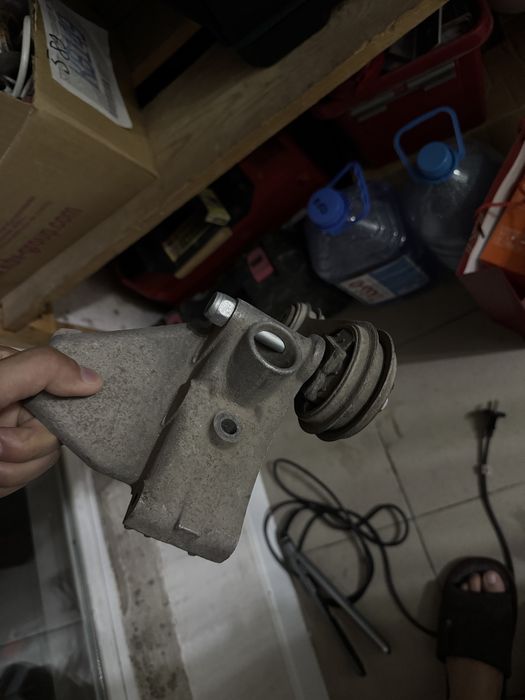 Кронштейн двигателся с подукшой верхний.