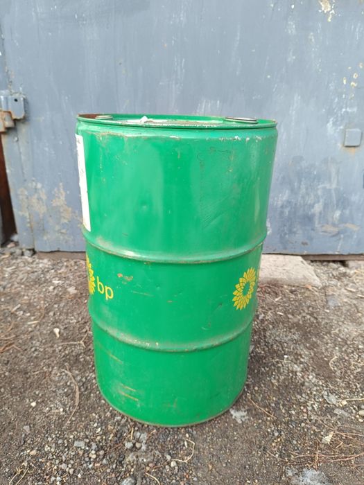 Канистры по 50 литров.