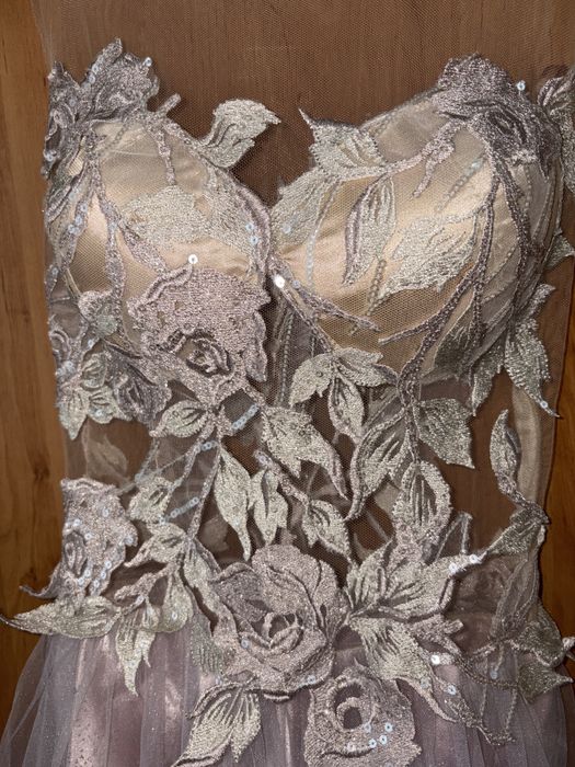 Бална рокля. Обличана един път. Без забележки.