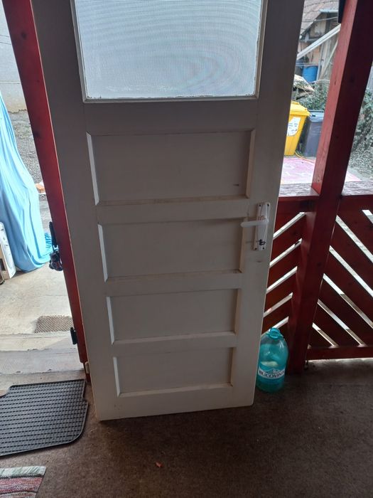 Ușă de camera și baie in stare bună