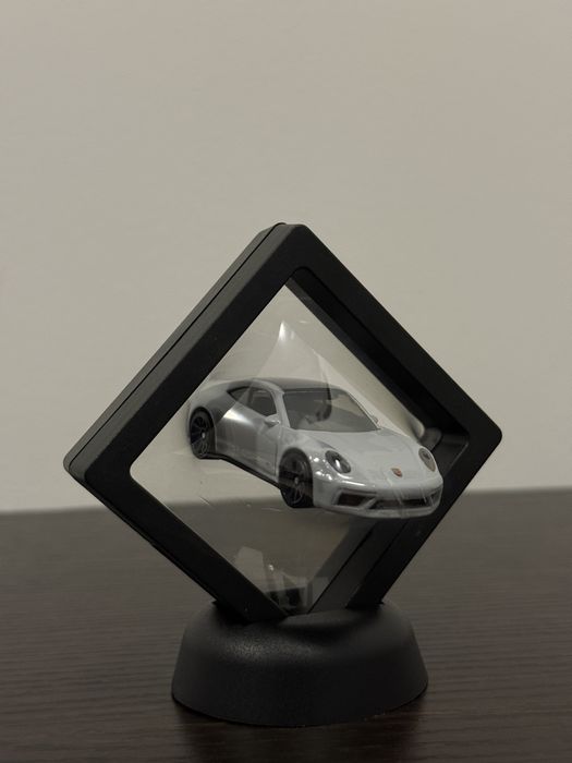 Cadru 3D cu macheta auto in centru