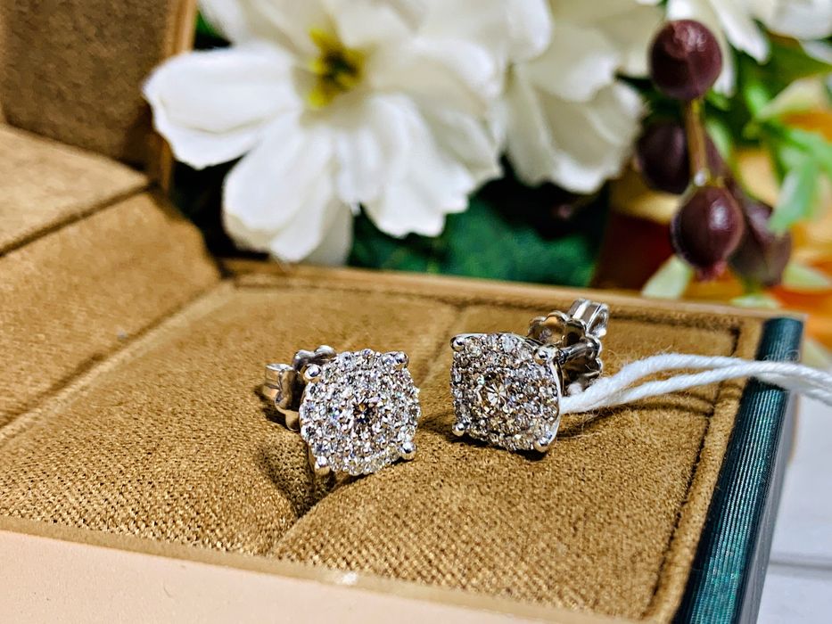 Изящные золотые серьги модели «Пусеты» с бриллиантами