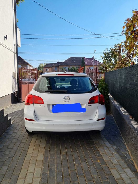 Opel Astra J Sports Tourer 2012