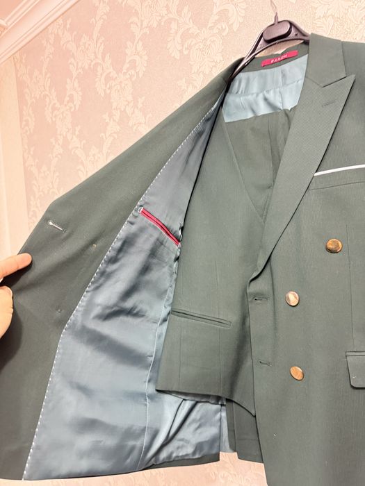 Продам мужские костюмы