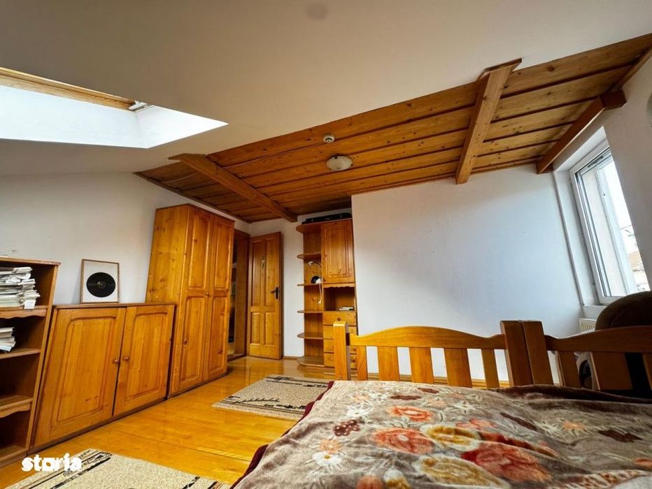 Casa spatioasa cu mansarda  zona Titulescu